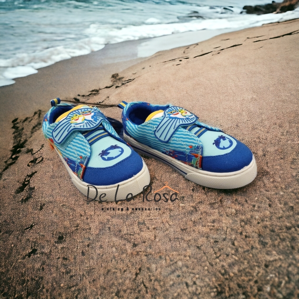 NWT Boys Baby Shark Sneakers 10